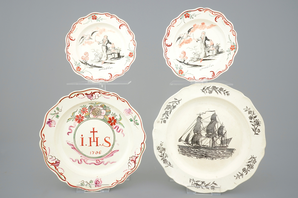 Un lot de 4 assiettes en creamware d'Angleterre, Leeds et Wedgewood, 18&egrave;me