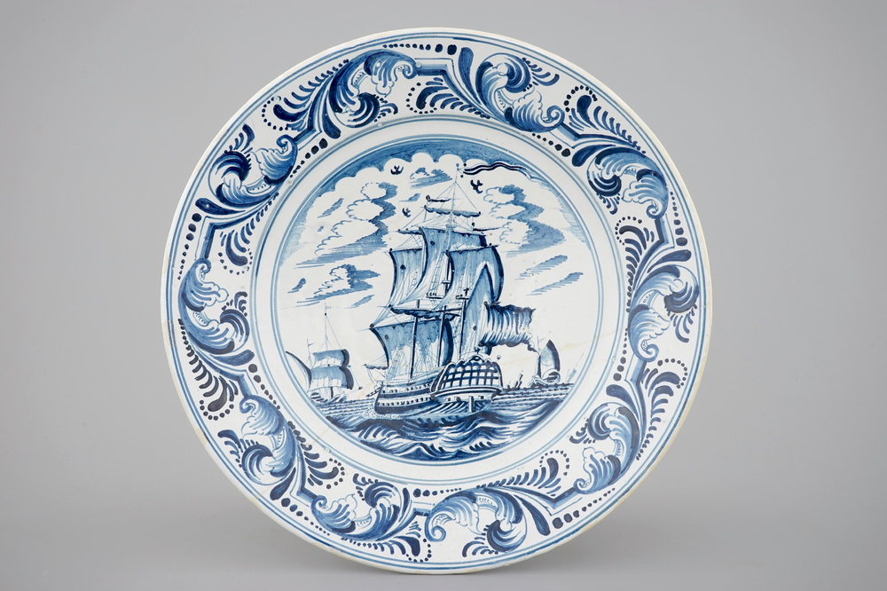 Een blauw-witte schotel met een oorlogsschip, Bolsward, Friesland, 18e eeuw