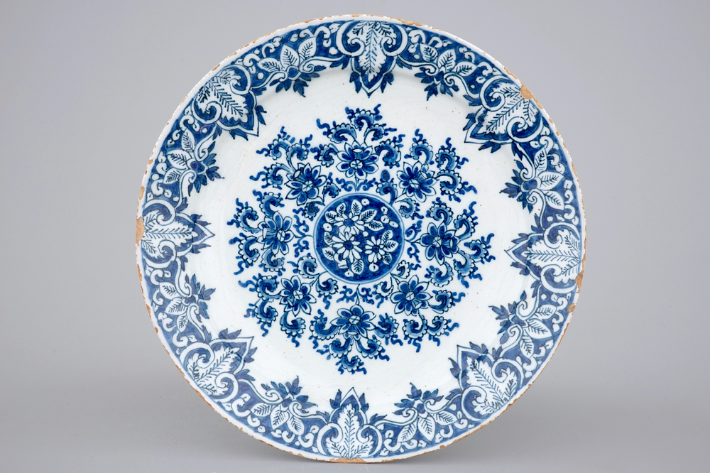 Une assiette en fa&iuml;ence de Delft bleu et blanc, vers 1700