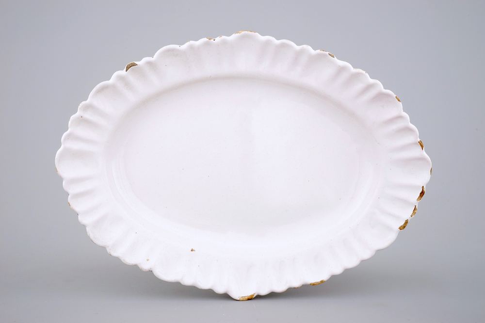 Un grand plat ovale en blanc de Delft au bord pli&eacute;, 18&egrave;me