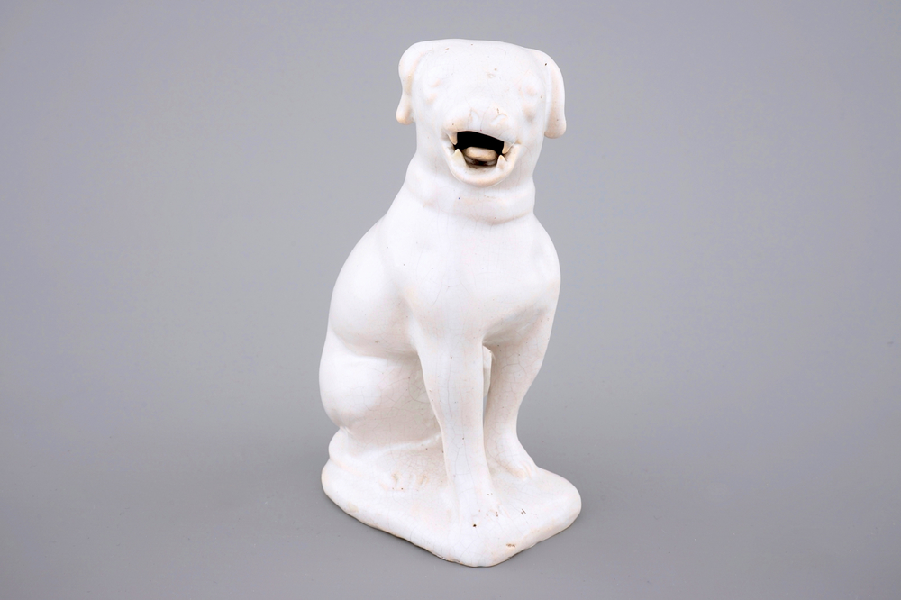 Un mod&egrave;le d'un chien en fa&iuml;ence blanche de Delft, 18&egrave;me