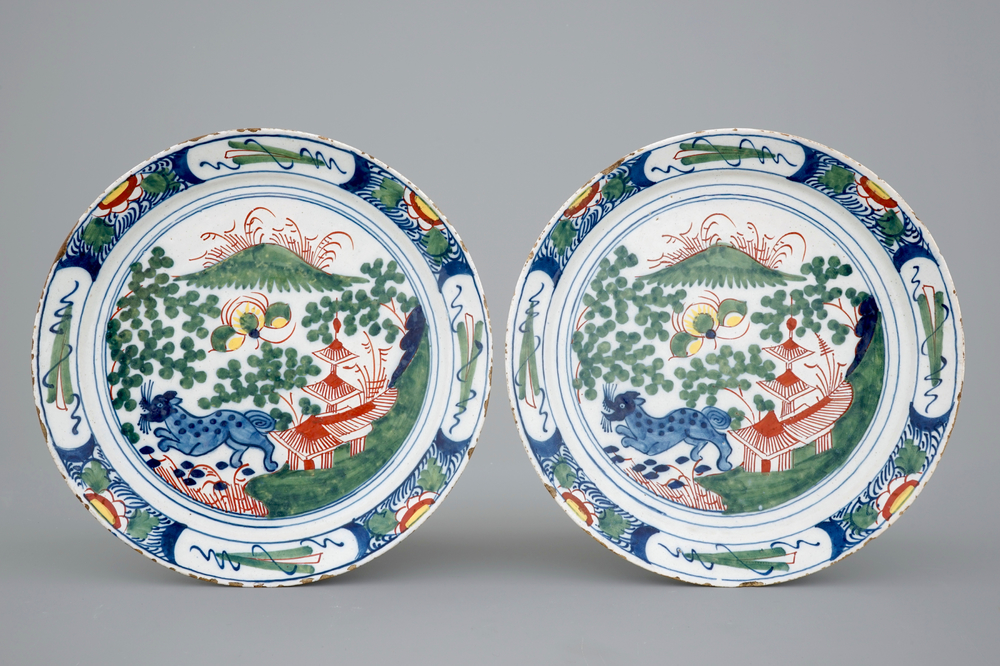 Een fraai paar polychrome Delftse borden met chinoiseriedecor, 18e eeuw