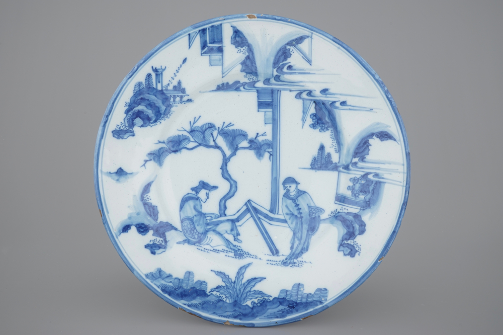 Un plat en Delft bleu et blanc au d&eacute;cor chinoiserie, 17&egrave;me