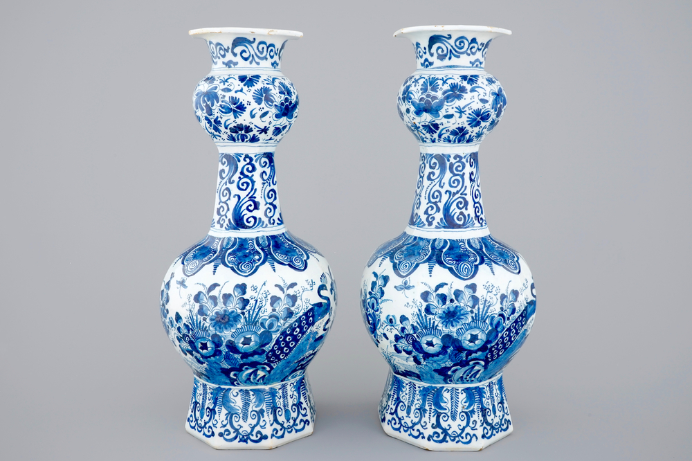 Een paar blauw-witte Delftse vazen met pauwen, ca. 1700