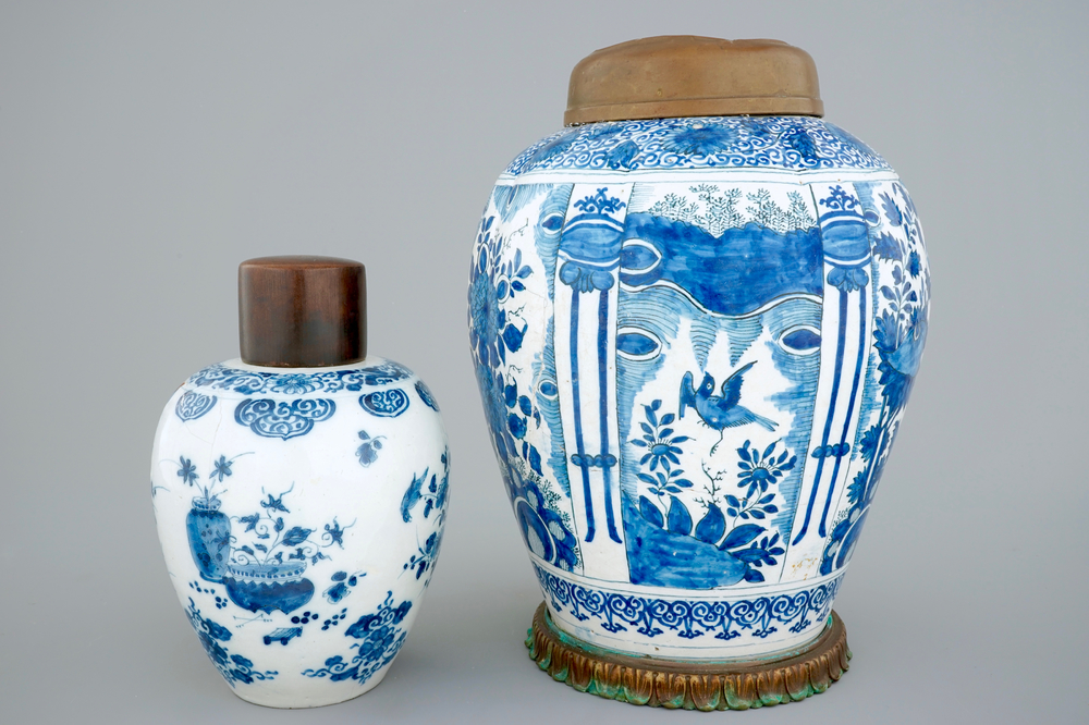 Twee blauw-witte Delftse chinoiserie potten, 17/18e eeuw
