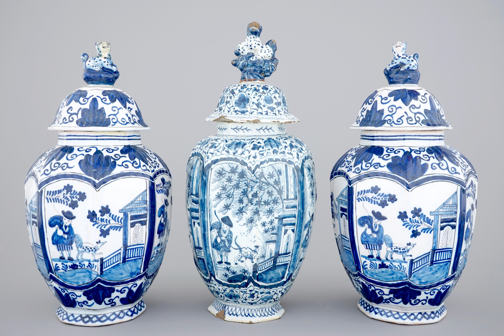 A set of three Dutch Delft blue and white vases, 18/19th C.