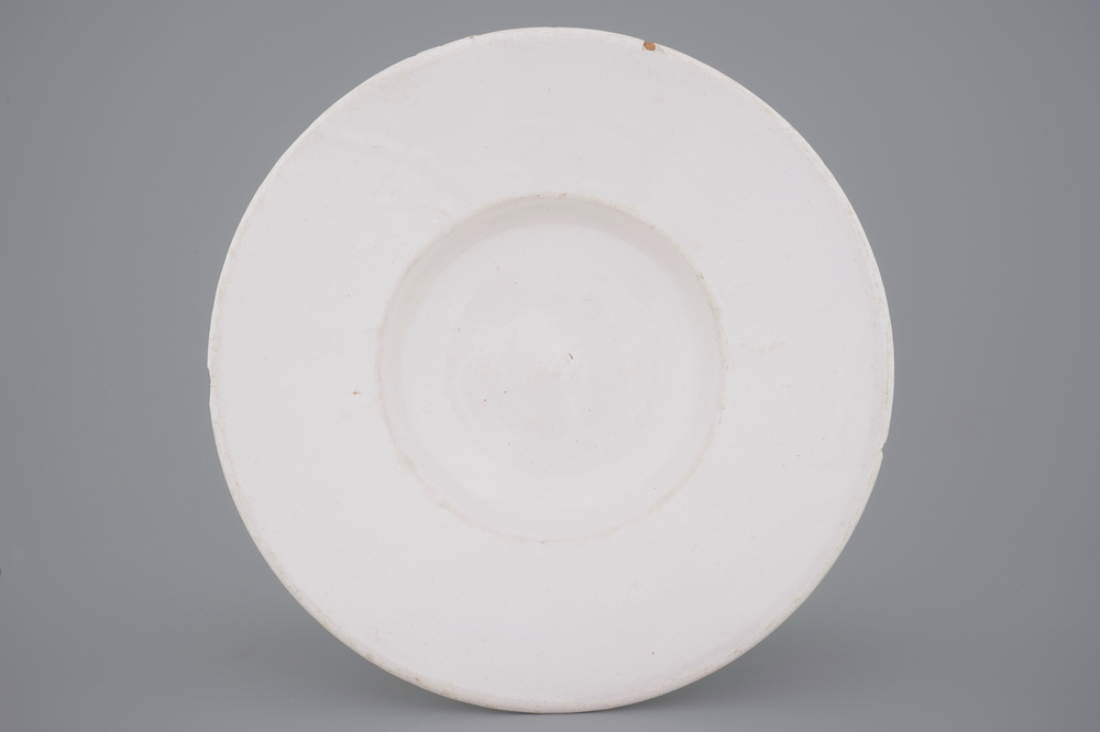 Un grand plat en fa&iuml;ence blanche monochrome de Delft, 17/18&egrave;me