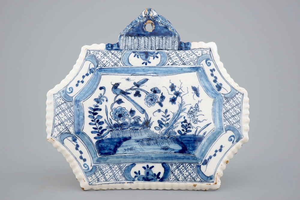 Une plaque en fa&iuml;ence de Delft bleu et blanc au d&eacute;cor de chinoiserie naturaliste, 18&egrave;me