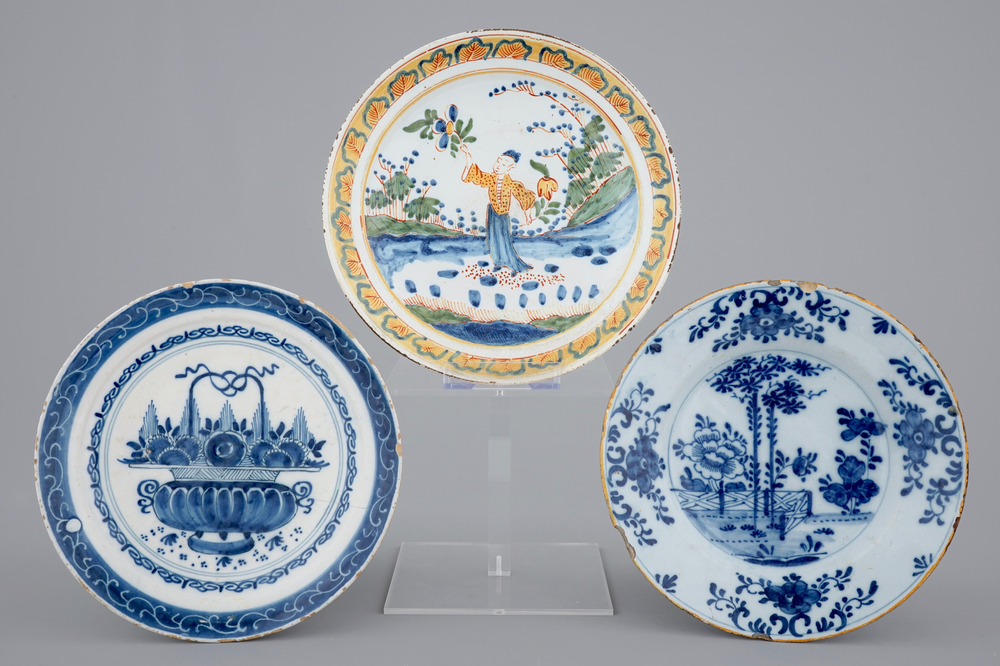 Deux assiettes en bleu et blanc et une polychrome au d&eacute;cor chinoiserie, Delft, 18/19&egrave;me