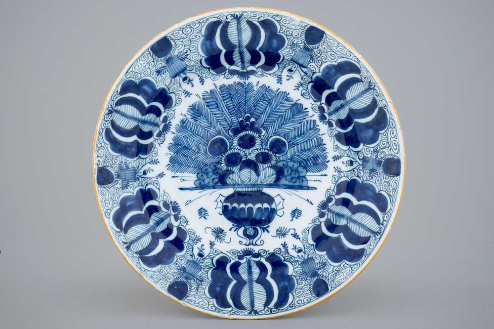 Un plat en Delft bleu et blanc au d&eacute;cor fin d'une queu de paon, 18&egrave;me