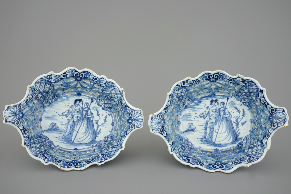 Een paar blauw-witte Delftse ajour bewerkte broodmanden, 18e eeuw