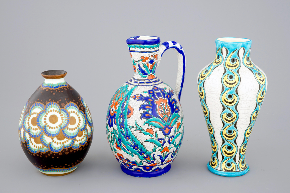 Un lot de trois vases, un en style Iznik, de Charles Catteau pour Boch K&eacute;ramis, 1&egrave;re moiti&eacute; du 20&egrave;me