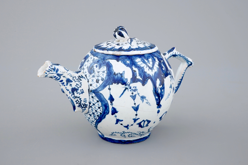Een theepot in blauw-wit aardewerk, Rouen, Frankrijk, 18e eeuw