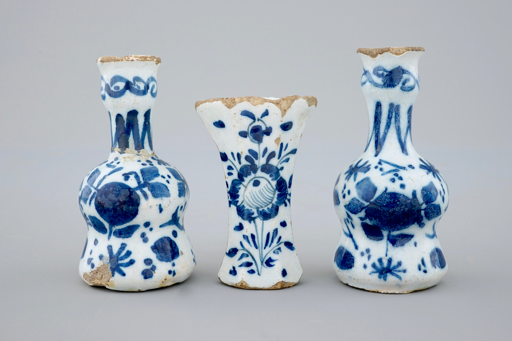 Une garniture miniature de 3 pi&egrave;ces en fa&iuml;ence de Delft, 18&egrave;me