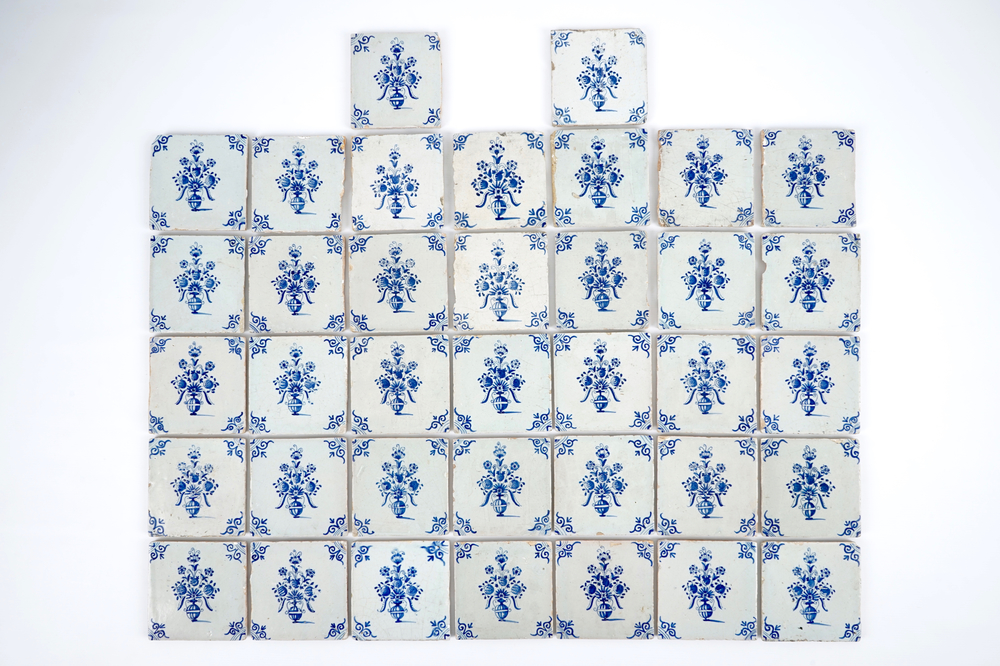 Un lot de 37 carreaux de Delft au vases fleuris, 17&egrave;me