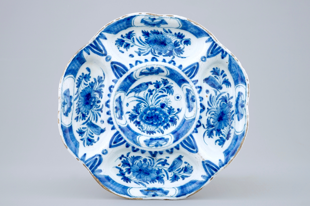 A blue and white Dutch Delft spice plate, 17/18th C.