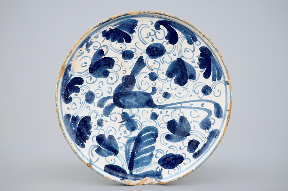 A blue and white Spanish pottery tazza with a hare, Teruel, 17th C.