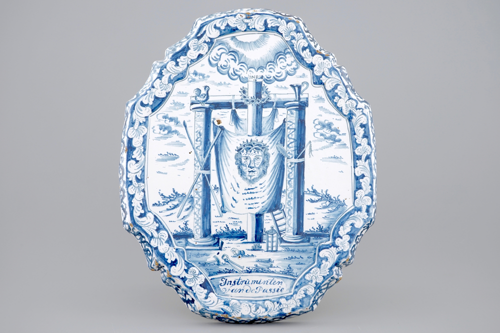 Een blauw-witte plaquette met &quot;De Passie van Christus&quot;, Makkum, Friesland, 18e eeuw