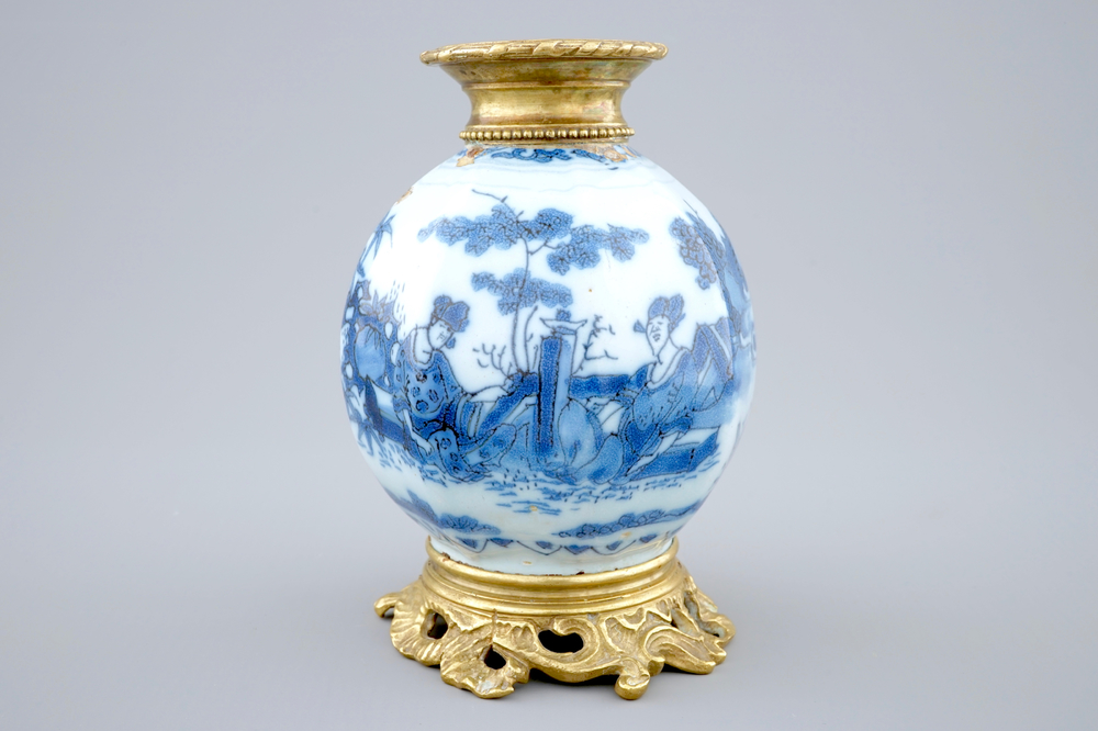 Un vase en Delft bleu et blanc mont&eacute; en bronze, 17&egrave;me