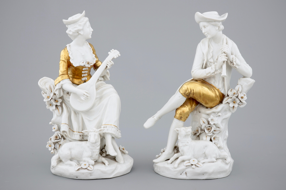 Une paire de musiciens en porcelaine de Capodimonte en blanc et dor&eacute;, 19&egrave;me