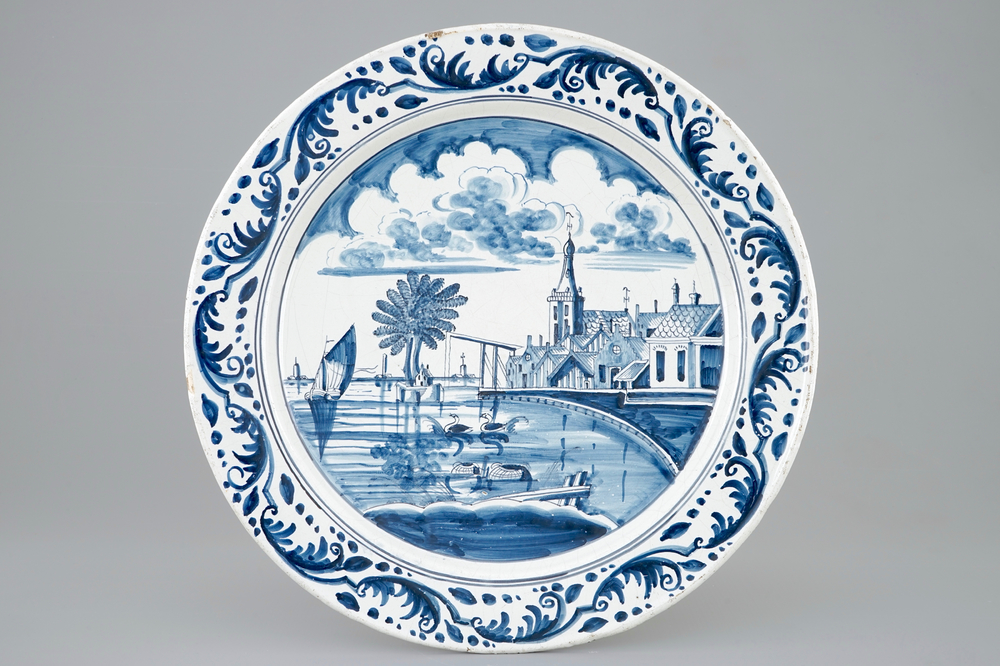 Un plat au paysage en majolique bleu et blanc de Harlingen, la Frise, 18&egrave;me