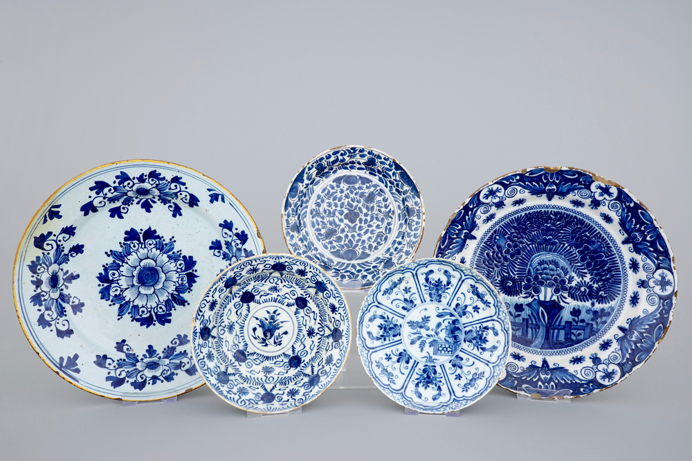 A set of 5 Dutch Delft blue and white plates, 18th C.