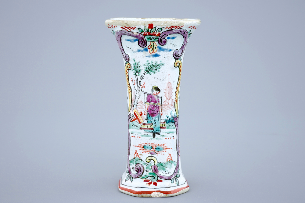 Een klein vaasje in petit feu Delfts aardewerk, 18e eeuw