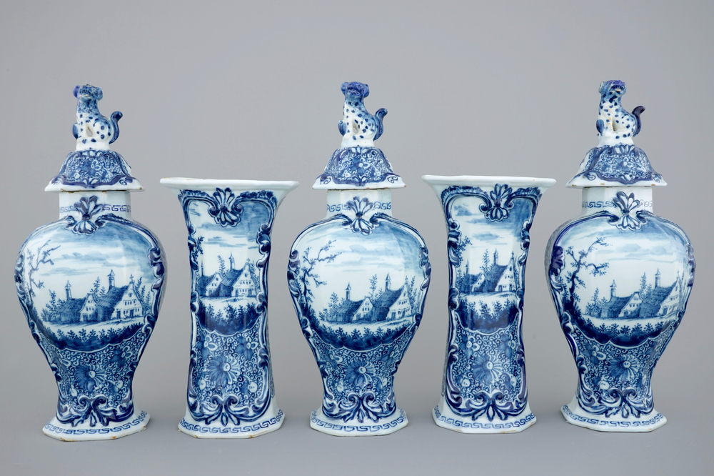 Een kaststel van 5 vazen in blauw-wit Delfts aardewerk met landschapsdecor, 18e eeuw
