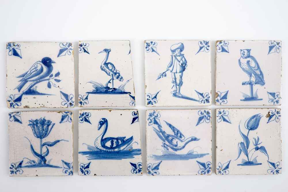 Een lot van 8 fraaie blauw-witte Delftse tegels, 18e eeuw