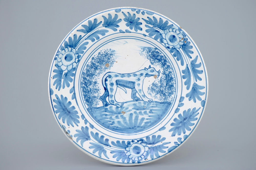 A blue and white Delft maiolica dish with a dotted cat, 17/18th C.