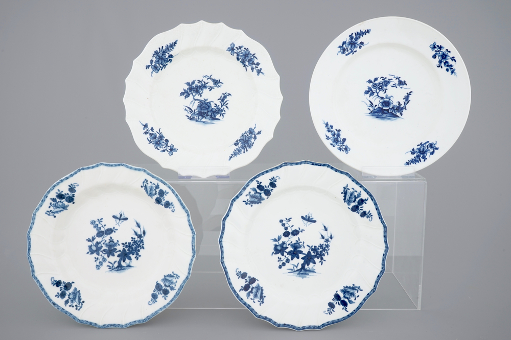 Un lot de 4 assiettes en porcelaine de Tournai bleu et blanc, 18&egrave;me