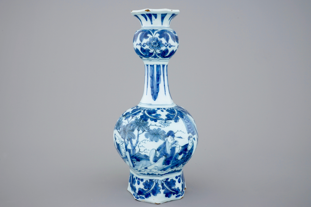 Een blauw-witte Delftse vaas met chinoiseriedecor, eind 17e eeuw
