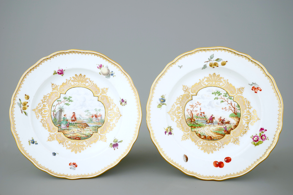 Een paar borden in verguld Meissen porselein, ca. 1880