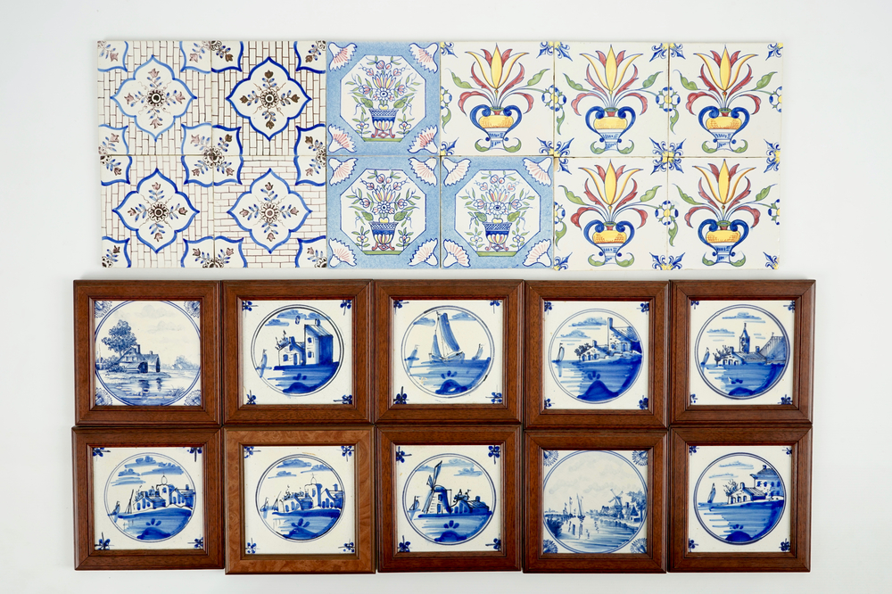 Een lot van 22 blauw-witte en polychrome Delftse tegels, 19e eeuw