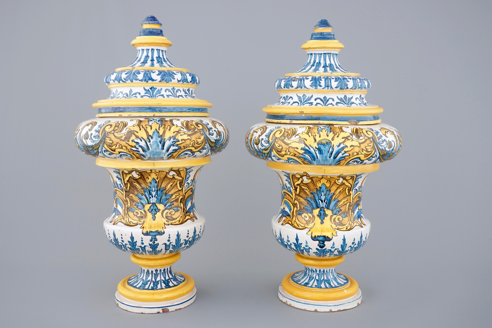 Une paire de vases dat&eacute;s et inscrits en majolique de Naples, dat&eacute;s 1724