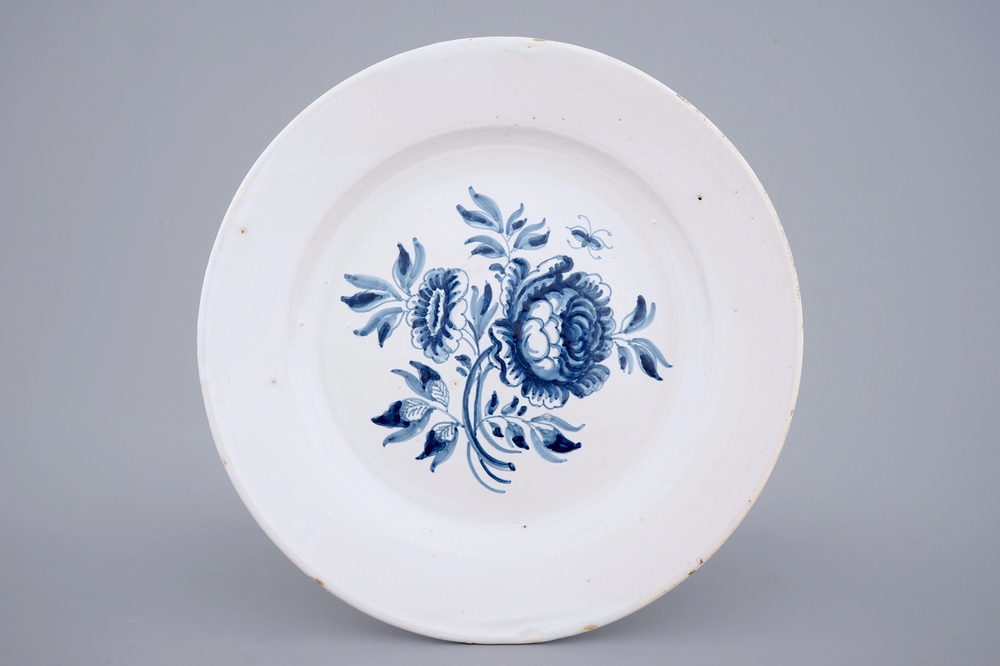 Un plat au d&eacute;cor floral en majolique bleu et blanc de Harlingen, la Frise, 18&egrave;me