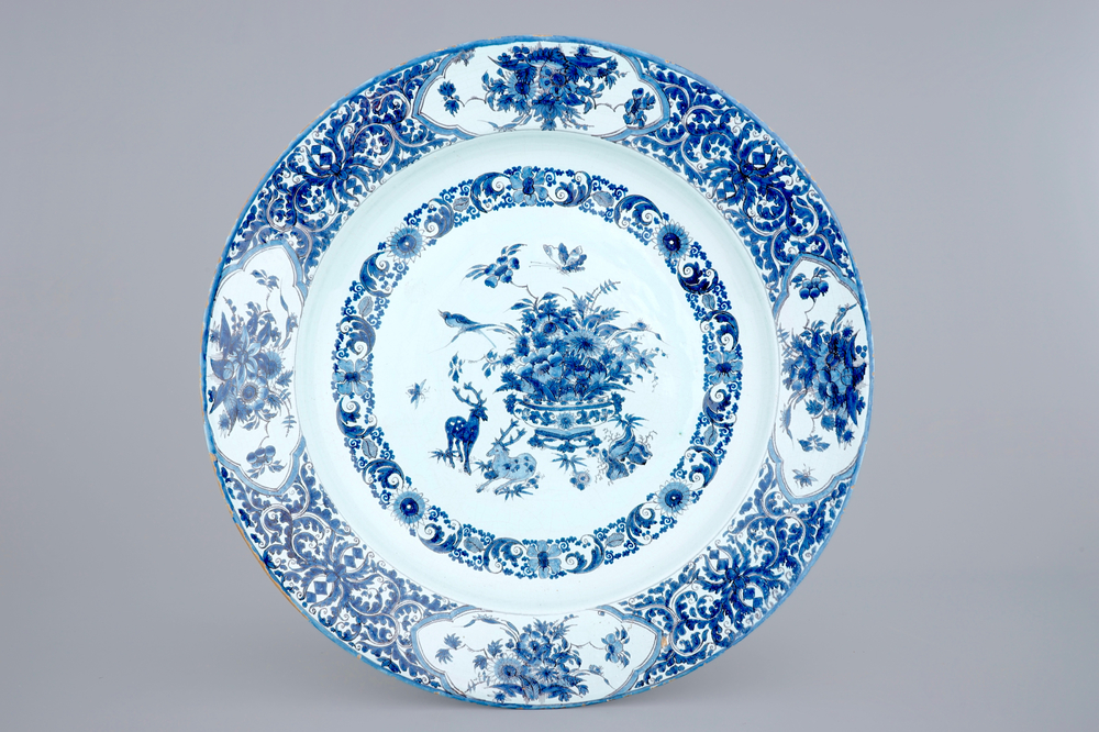 A massive blue and white charger with deer and a flower vase, 17/18th C.