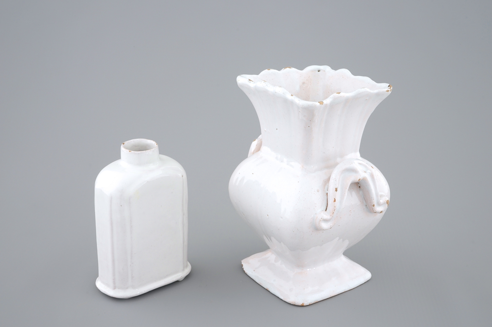 Une bo&icirc;te &agrave; th&eacute; et un vase carr&eacute; en blanc de Delft, prob. France, 18&egrave;me
