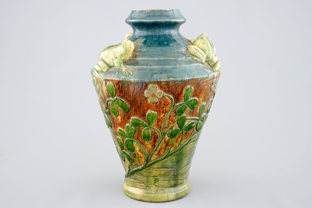 A Flemish pottery Art Nouveau vase with frogs, signed MP for Maes, Torhout, 20th C.