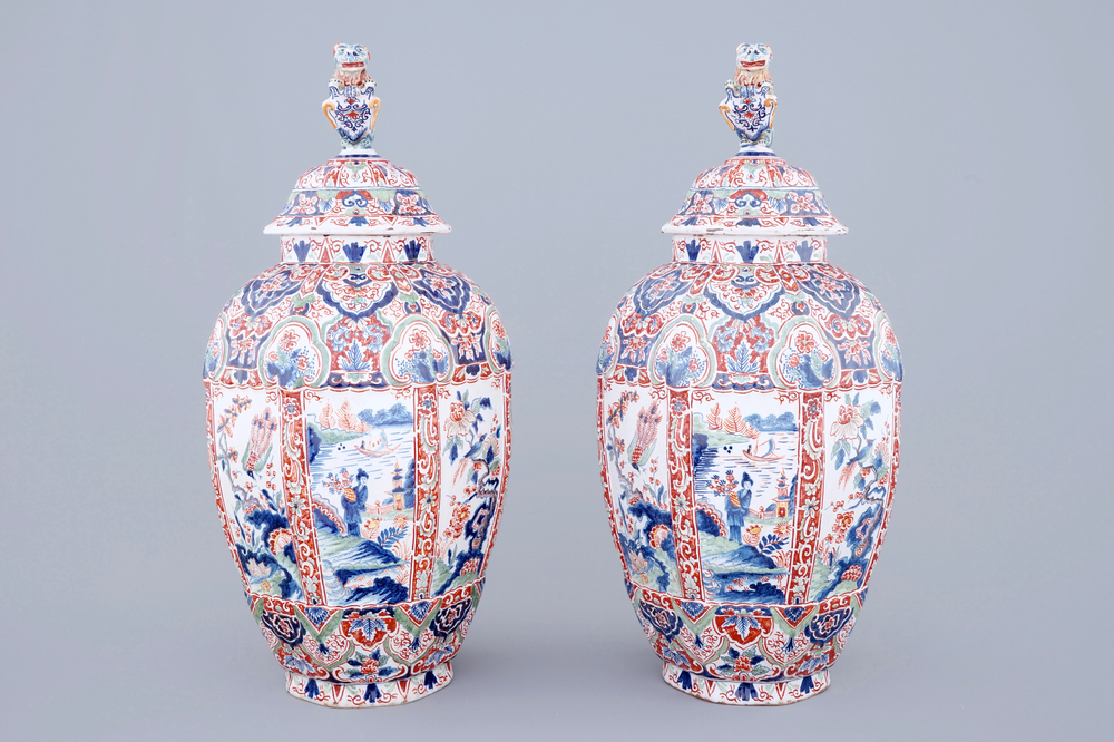 A tall pair of Dutch Delft cashmere palette vases and covers, 19th C.