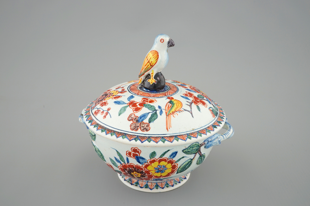 A Delft style cashmere palette bowl and cover, Samson, Paris, 18th C.