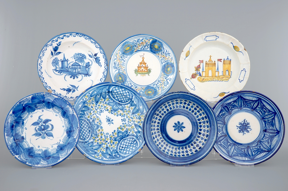 Een set van zeven Spaans aardewerken borden, Talavera, 19e eeuw