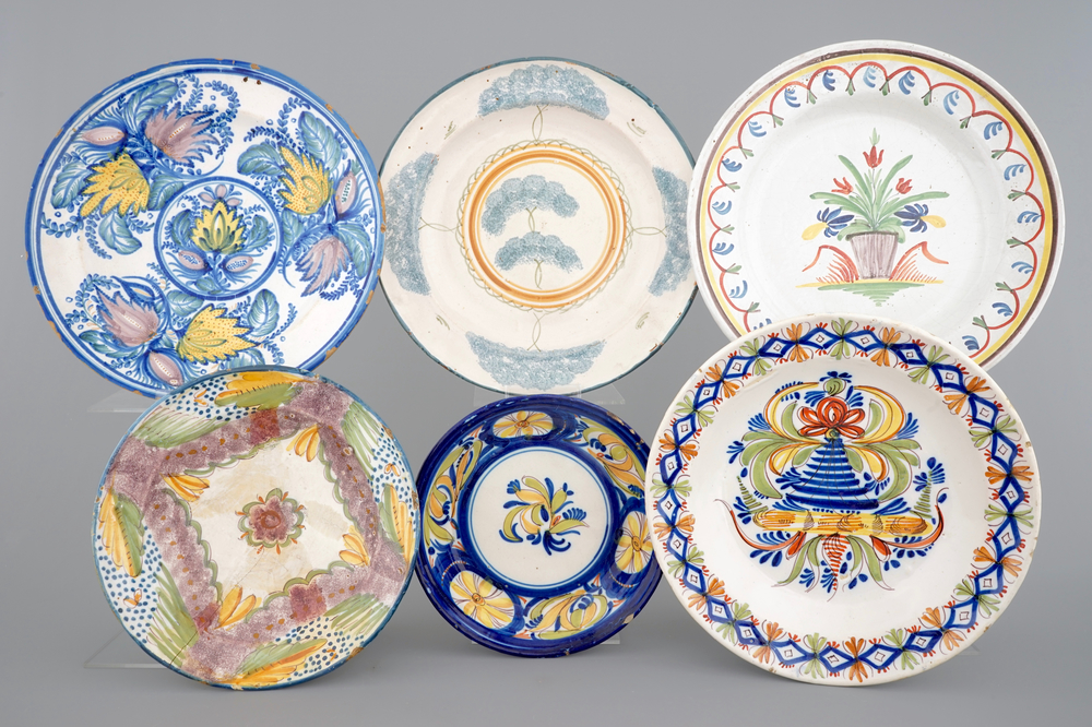 Een set van zes Spaans aardewerken borden, Talavera, 19e eeuw