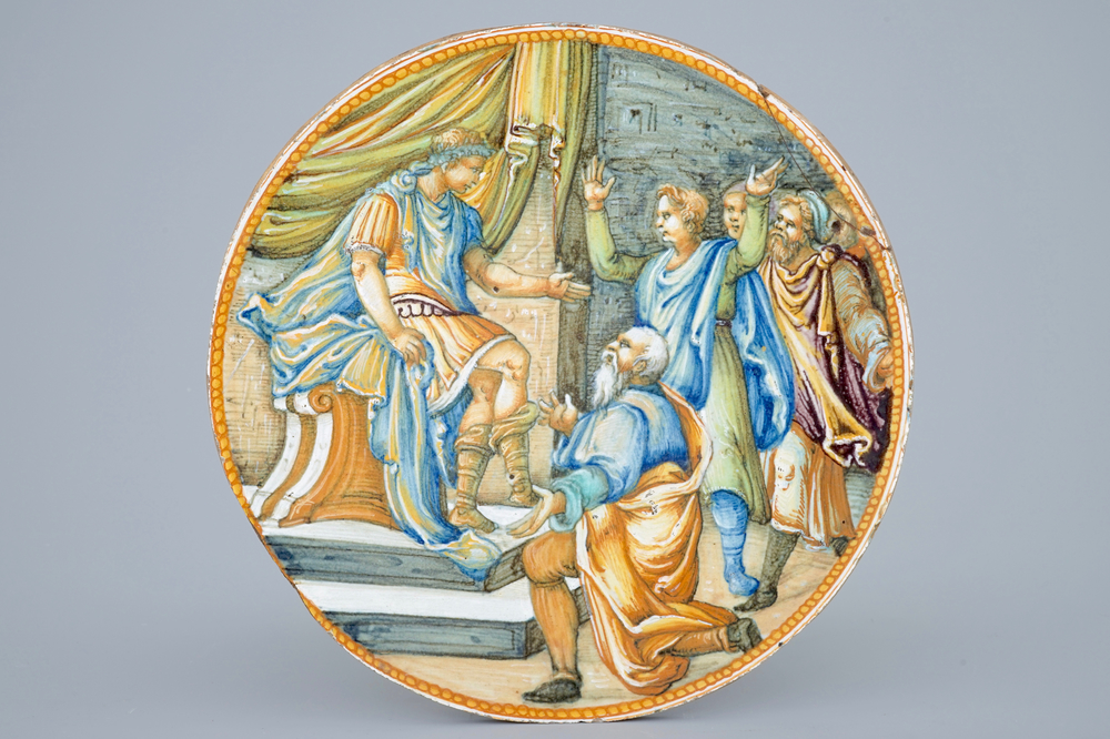 Een medaillon in Italiaanse majolica met &quot;Istoriato&quot; decor, Urbino, ca. 1560