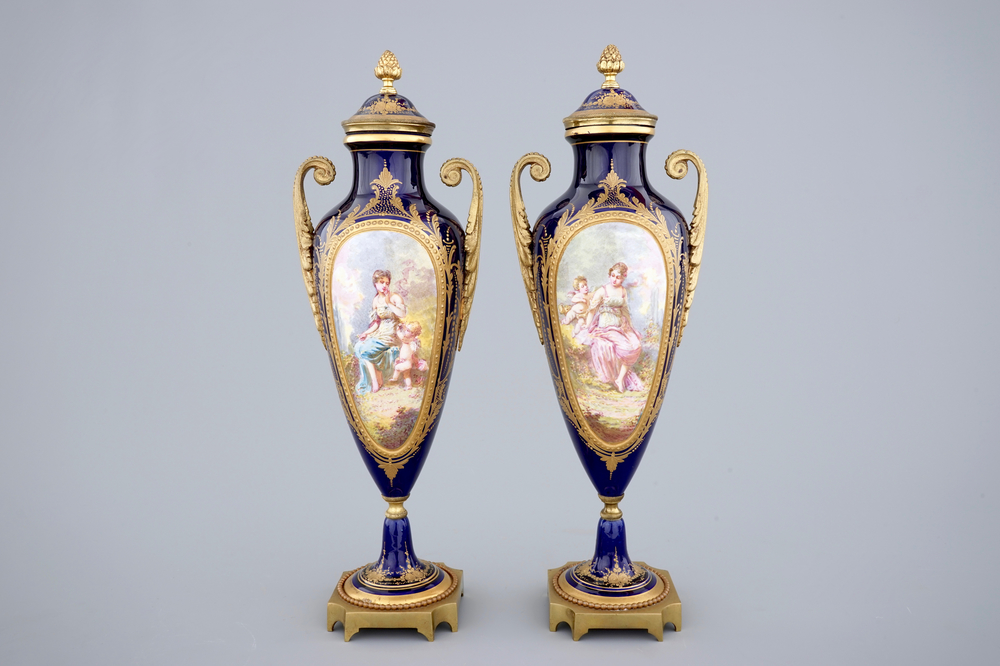 Een paar gesigneerde en gemerkte S&egrave;vres porseleinen vazen met bronsmontuur, 19e eeuw