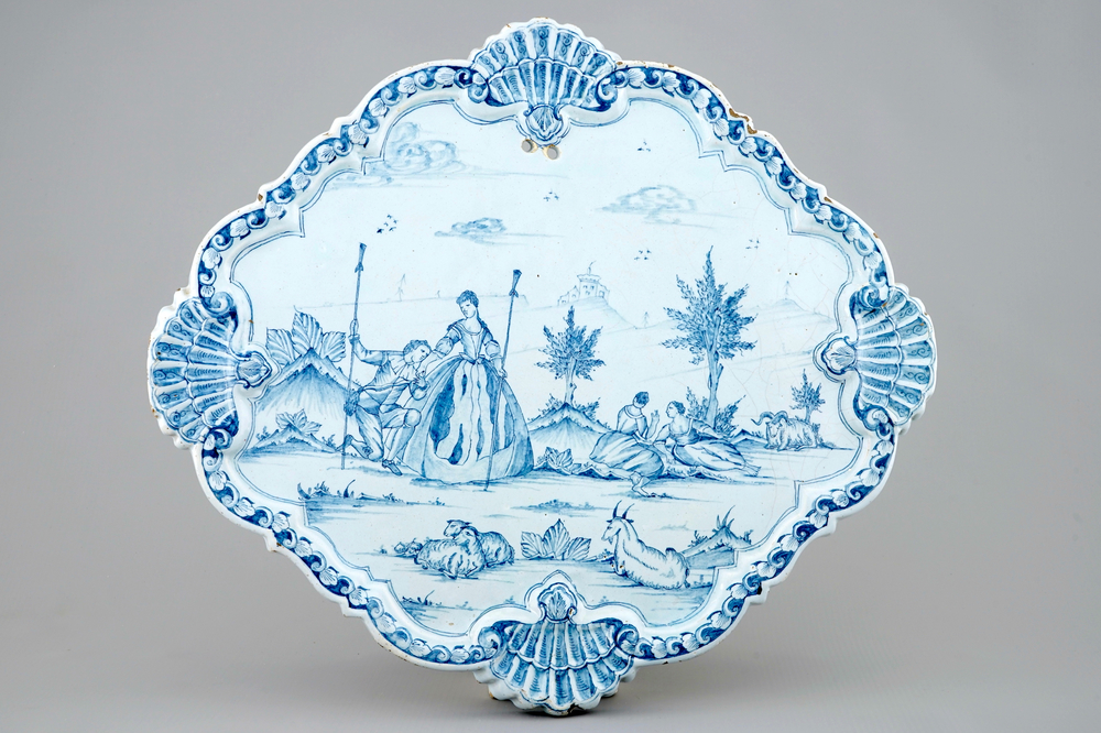 Een fijne blauw-witte Delfts aardewerken plaquette met romantisch decor, 18e eeuw