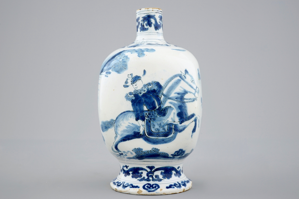Een zeldzame Delftse flesvormige vaas met chinoiseriedecor, 17e eeuw