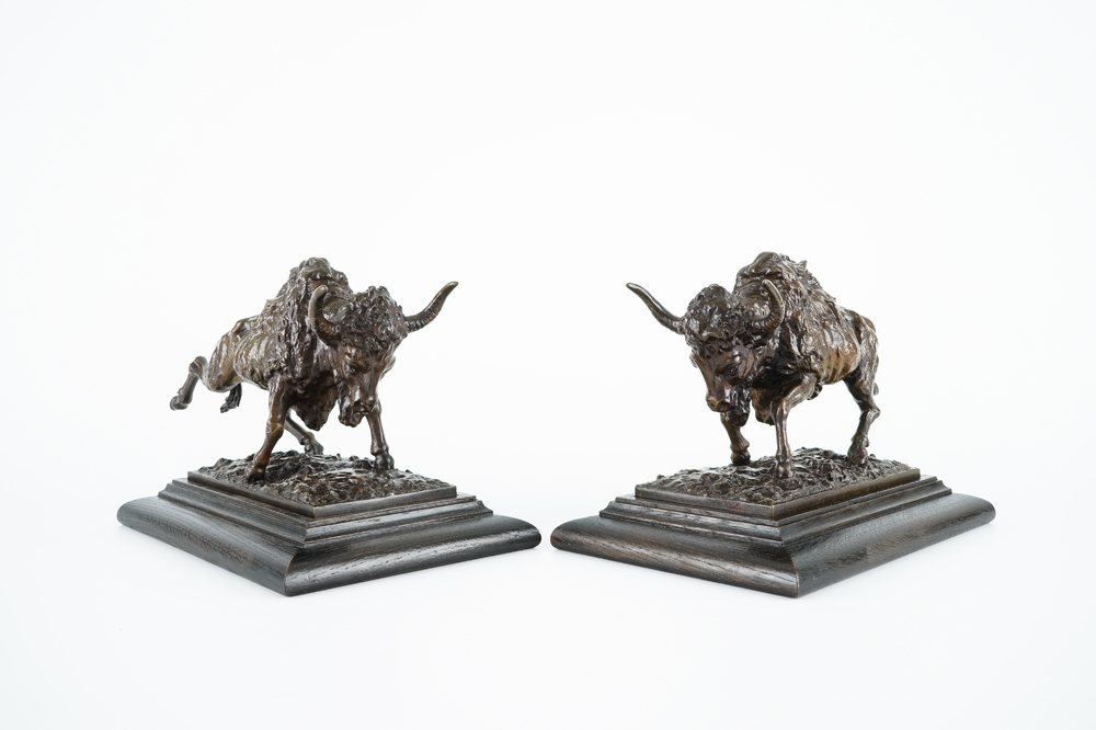 Een paar bronzen buffels op houten sokkel, 20e eeuw