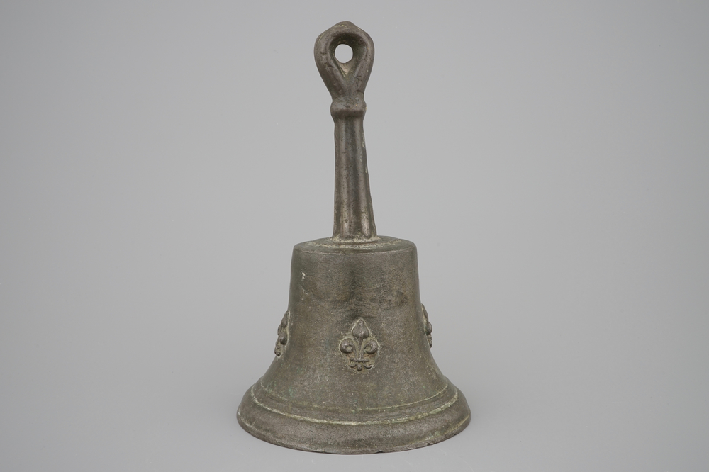 A cast bronze table bell with Fleur-de-Lys, 16/17th C.