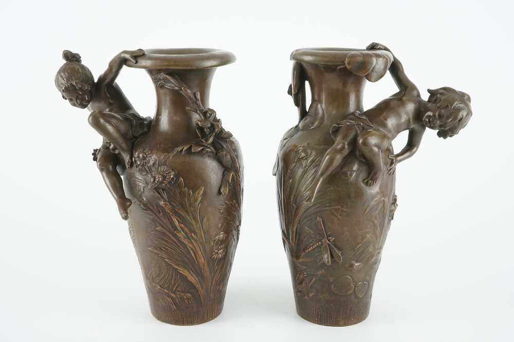 D'apr&egrave;s Auguste Moreau, Une paire de vases Art Nouveau en bronze, 19/20&egrave;me